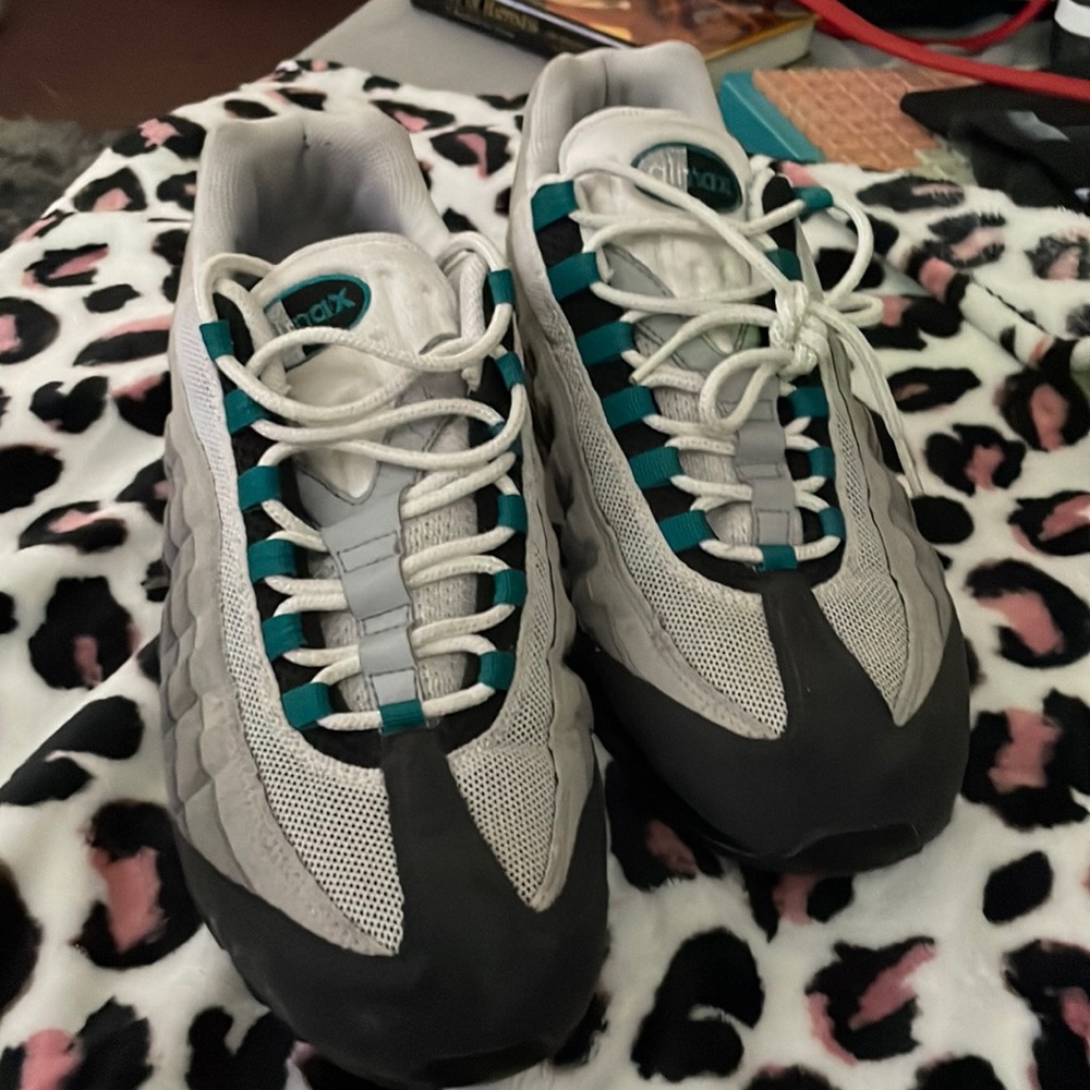 Mint Condition like new used Nike air mens shoes size 12